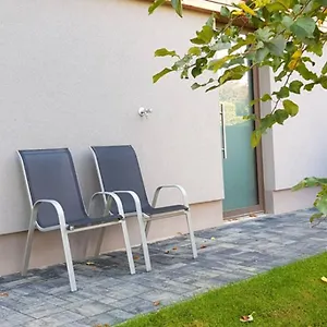 Apartment With Back Garden Karlsbad
